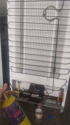 Conserto  geladeiras e freezeess: Técnico de refrigeração 