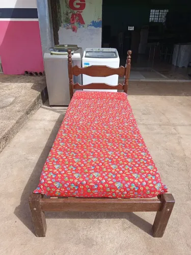 Cama de madeira solteiro com colchão