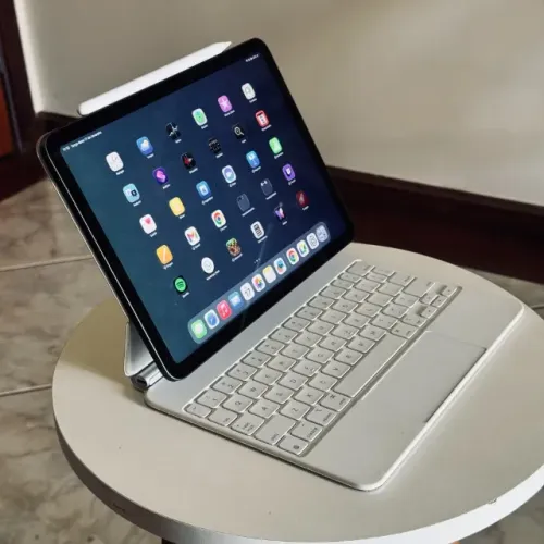 iPad Air 5 c/ Magic Keyboard - CHIP M1