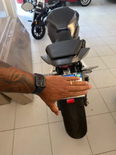 Vendo Honda CB650R Heritage 2025, praticamente zero!