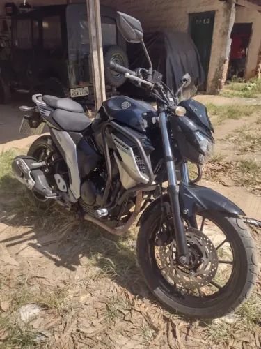 Moto Fazer FZ250 Yamaha, em ótimo estado de conservação para venda rápida