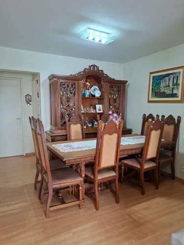 Conjunto de mesa com 8 cadeiras e arca