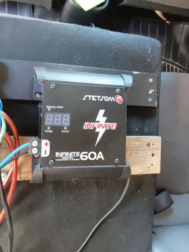 Fonte automotivo Stetsom de 60 amperes com relógio digital