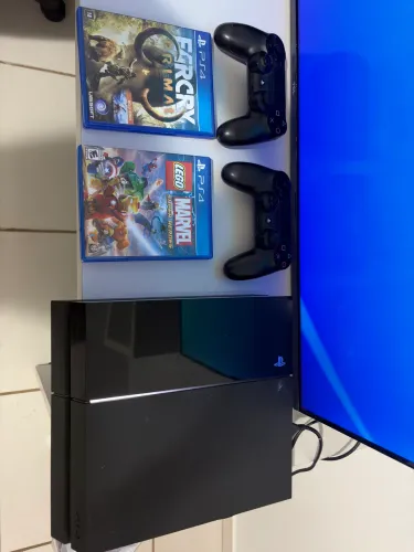 PS4 fat + 2 controles + 2 jogos