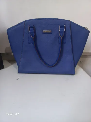 Bolsa formato trapézio da Calvin Klein
