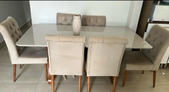 Mesa de jantar com 6 cadeiras, mesa com tampo de vidro base madeira.