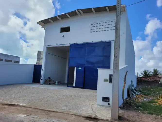 PORTAL DO POÇO I GALPÃO 303.73m² MEZANINO 3 WC 4 VAGAS PÉ DIREITO 9m ESCRITÓRIO PISO RESIS