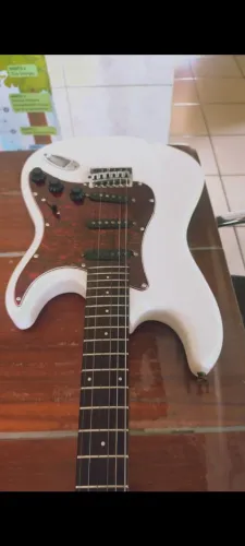 Guitarra Giannini stratocaster Branca funcionando perfeitamente