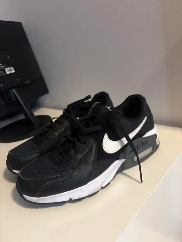 Tênis Nike Air Max Excee Preto/Branco Original - Tam 40 (8.5 US)