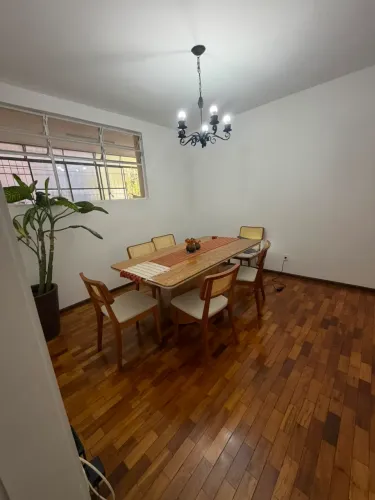 Conjunto mesa e cadeiras; 1,80m x 1m; 2 anos de uso