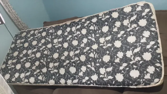 Colchão de solteiro higienizado bem conservado