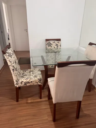 Mesa com Tampão de vidro e 4 cadeiras