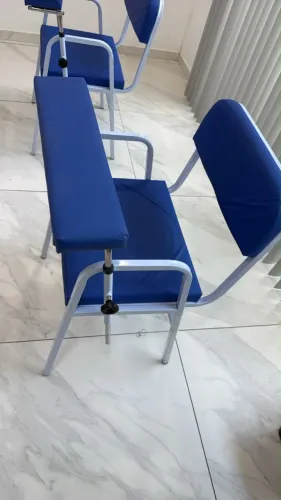 Cadeira para Coleta de Sangue Estofada com Apoio Regulável
