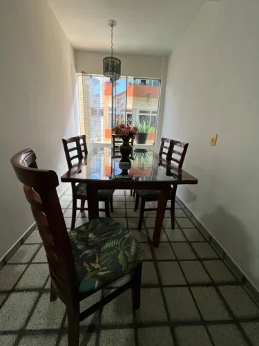 MESA DE JANTAR COM 6 CADEIRAS - R$ 1.600
