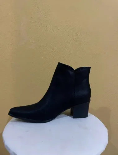 Bota Feminina Bico Fino com Salto Cano Curto