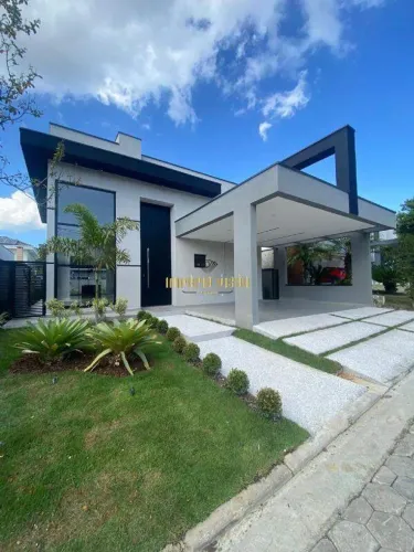 Casa de Alto Padrão a Venda com 3 Suítes e com Piscina e Jacuzzi no Condomínio Residencial