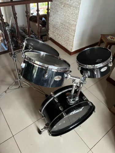 Bateria Pearl Rhythm Traveller usada preta
