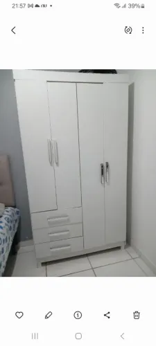Vendo este guarda-roupa bem conservado; com está cômoda que está bem conservada.