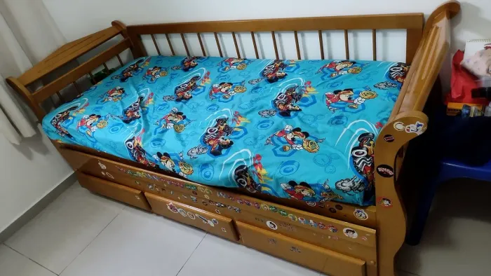 Cama Bicama madeira maciça sem colchão.