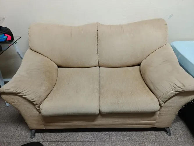 PAR DE SOFÁS 2 LUGARES ( 1 grande e 1 pequeno )