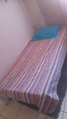 Vende se cama de solteiro em bom estado 