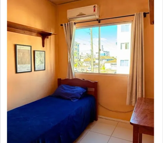 Alugo quarto para trabalhadora/ estudante de pós graduação.