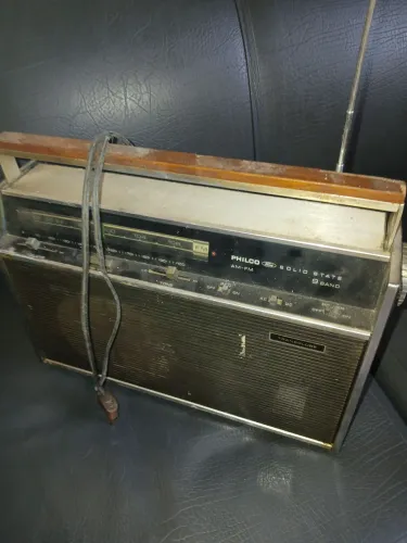Rádio antigo philco funcionando perfeitamente.
