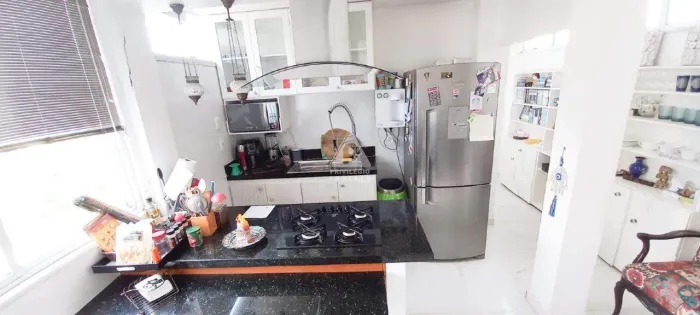 Cobertura à venda no Jardim Botânico, 2 quartos (sendo 1 suíte), área externa.