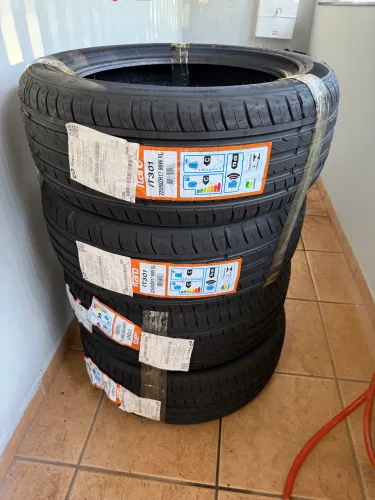 Jogo pneus novos 225/50 R17