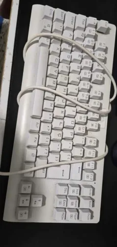 Teclado keycaps perfeitos, porém está com defeitos nos switchs e na placa.