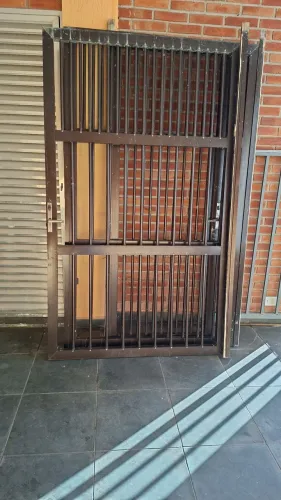Portões de aluminio bronze, entrada de carro e pedestre, modelo de abrir.