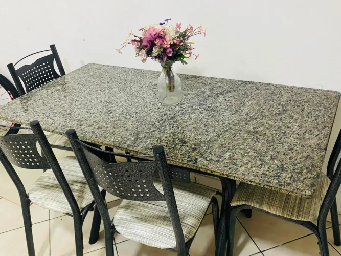 Linda mesa de mármore em perfeito estado , somente 6 meses de uso !