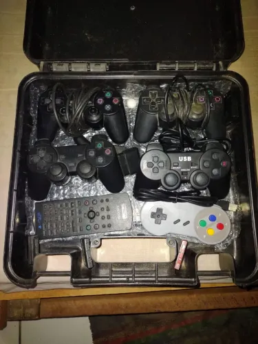 Caixa com controles usados funcionando