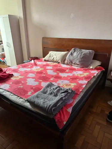 Cama , colchão e cabeceira de madeira maciça