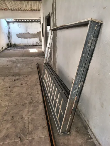 Porta 3 folhas. 2.00 por 1. 50 m