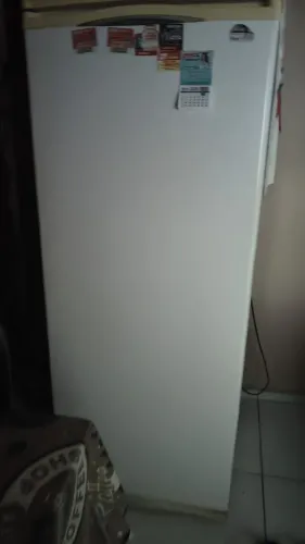 Vende se geladeira e uma cama com o colchão semi novo 