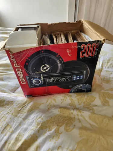 Kit Radio CD player com 2 alto falantes, amplificador e um connector Bluetooth 