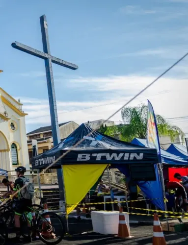 TENDA ARTICULADA EM LONA