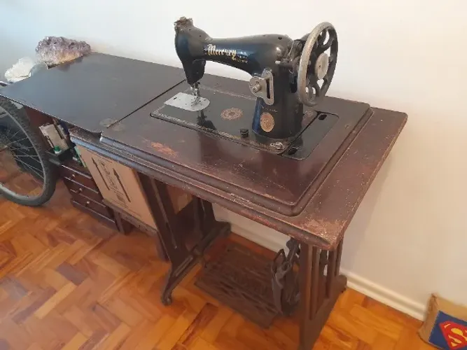 Máquina de costura Mercury Super de-Luxe com gabinete, Goodrich Sewing Machine Co, 1894 - 