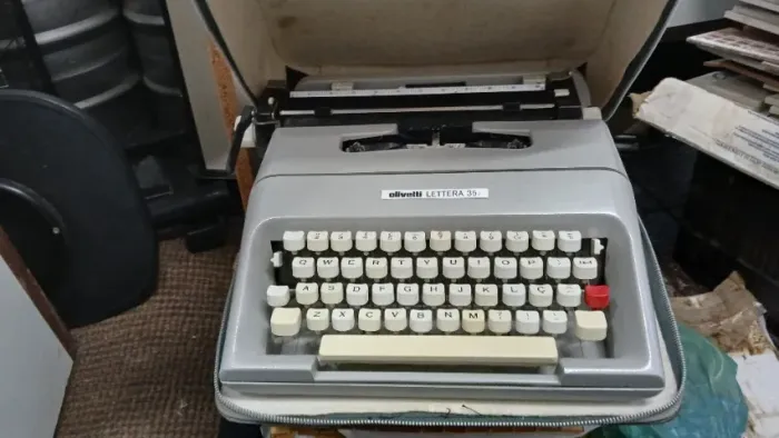 Máquina de Escrever Olivetti Lettera 35i Vintage com Estojo Original
