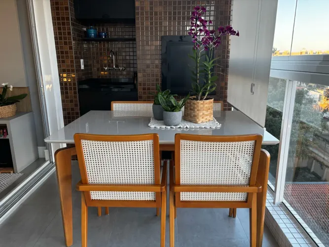 Mesa de jantar retangular com 4 cadeiras