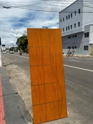 Porta frisada encerada já com furo da fechadura - Queima de estoque