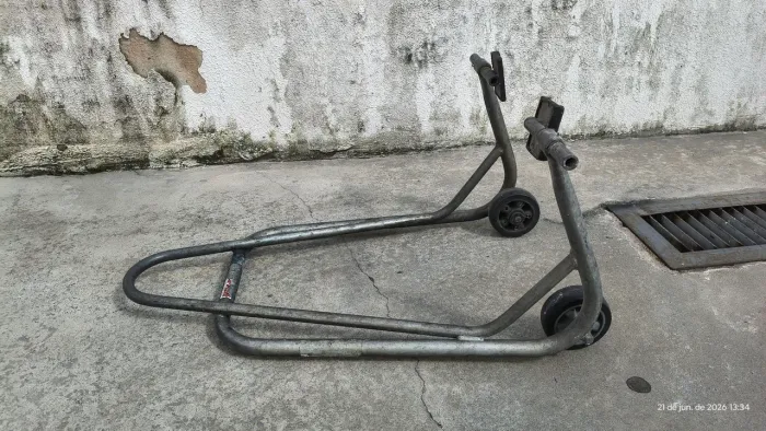 Suporte roda traseira moto 