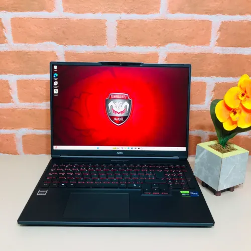 Notebook Gamer i9-14900Hx/ RTX 5070 8GB/ Ram 32GB/ Ssd 1TB/ 180Hz