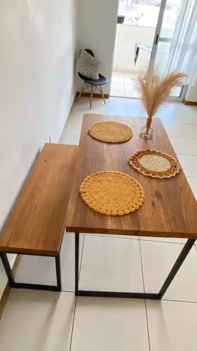 Mesa de jantar com banco de madeira maciça e pés de ferro