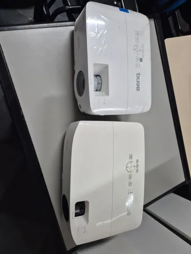 04 projetores benq em ótimo estado com teclado e mouse sem fio