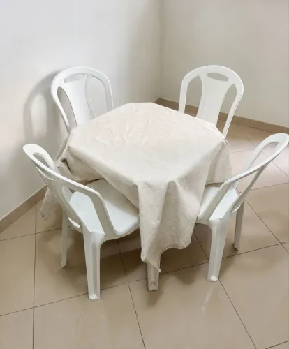 Conjunto de Mesa de Plástico com 4 Cadeiras Brancas - Ótimo Estado