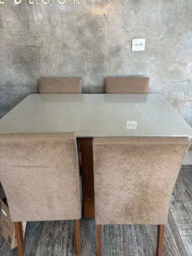 Mesa com 4 cadeiras