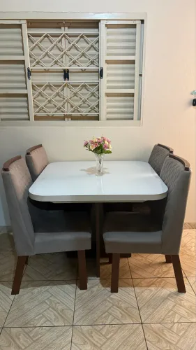 Mesa de Jantar 4 Lugares com 4 Cadeiras Estofadas - Excelente Estado