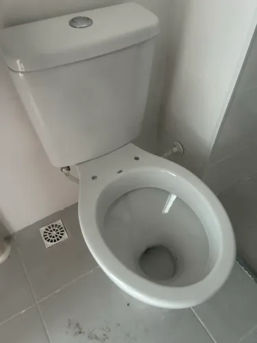 Vaso sanitário Celite com caixa acoplada, branco, novo e nunca usado.